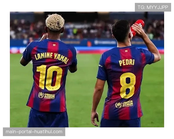 镜头故事：替补席上，佩德里为年轻队友讲解场上局势